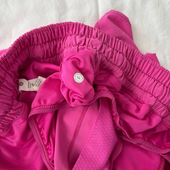 Lululemon Low-Rise Hotty Hot Shorts - Picture 2 of 2